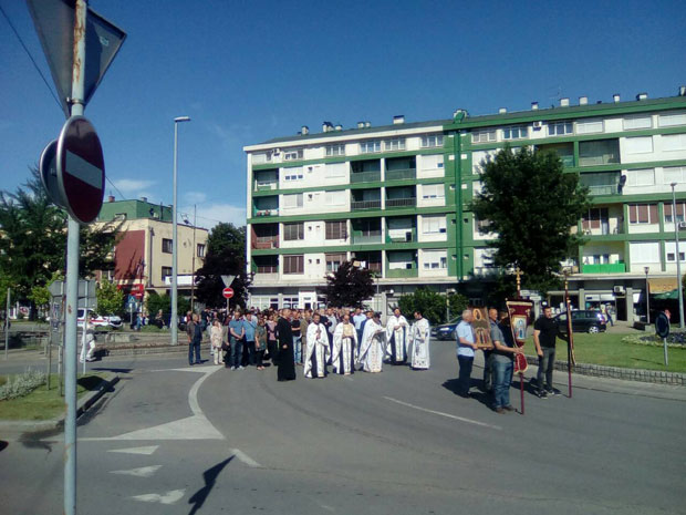 СПАСОВДАН У ЛОЗНИЦИ: Литија од храма до храма (ФОТО)